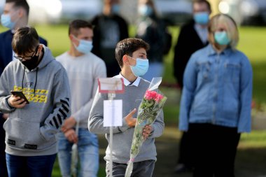 Maske takan öğrenciler ve öğretmenler okula döndüklerinde kendilerini koronavirüsten korurlar. Salgından sonra, öğrenciler yeni okul yılına hazırlanmak için okula geri dönüyorlar. Kedainiai Meslek Eğitim Merkezi. Litvanya