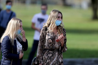Maske takan öğrenciler ve öğretmenler okula döndüklerinde kendilerini koronavirüsten korurlar. Salgından sonra, öğrenciler yeni okul yılına hazırlanmak için okula geri dönüyorlar. Kedainiai Meslek Eğitim Merkezi. Litvanya