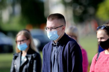 Maske takan öğrenciler ve öğretmenler okula döndüklerinde kendilerini koronavirüsten korurlar. Salgından sonra, öğrenciler yeni okul yılına hazırlanmak için okula geri dönüyorlar. Kedainiai Meslek Eğitim Merkezi. Litvanya