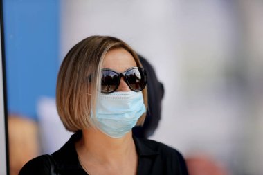 Maske takan öğrenciler ve öğretmenler okula döndüklerinde kendilerini koronavirüsten korurlar. Salgından sonra, öğrenciler yeni okul yılına hazırlanmak için okula geri dönüyorlar. Kedainiai Meslek Eğitim Merkezi. Litvanya