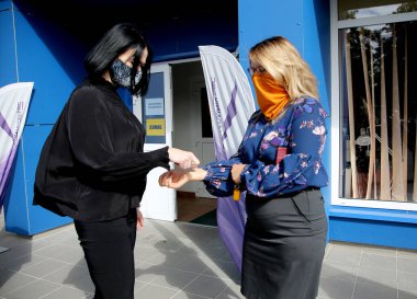 Maske takan öğrenciler ve öğretmenler okula döndüklerinde kendilerini koronavirüsten korurlar. Salgından sonra, öğrenciler yeni okul yılına hazırlanmak için okula geri dönüyorlar. Kedainiai Meslek Eğitim Merkezi. Litvanya
