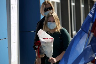 Maske takan öğrenciler ve öğretmenler okula döndüklerinde kendilerini koronavirüsten korurlar. Salgından sonra, öğrenciler yeni okul yılına hazırlanmak için okula geri dönüyorlar. Kedainiai Meslek Eğitim Merkezi. Litvanya