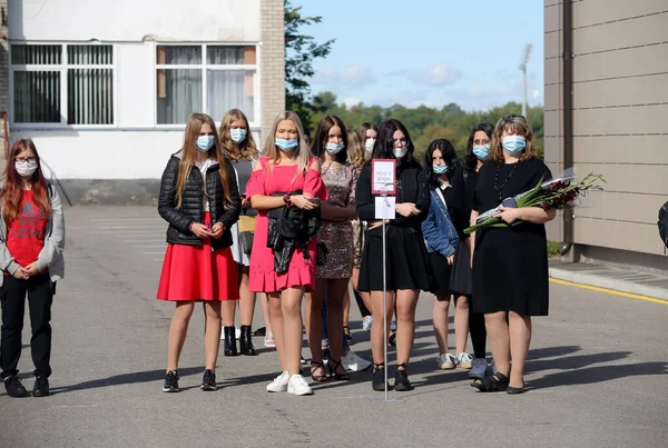 Uczniowie Nauczyciele Maskach Chronią Się Przed Koronawirusem Powrocie Szkoły Pandemii — Zdjęcie stockowe