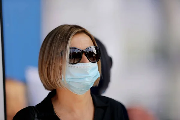 Maske takan öğrenciler ve öğretmenler okula döndüklerinde kendilerini koronavirüsten korurlar. Salgından sonra, öğrenciler yeni okul yılına hazırlanmak için okula geri dönüyorlar. Kedainiai Meslek Eğitim Merkezi. Litvanya