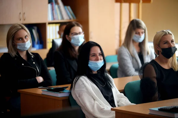 Maske takan öğrenciler ve öğretmenler okula döndüklerinde kendilerini koronavirüsten korurlar. Salgından sonra, öğrenciler yeni okul yılına hazırlanmak için okula geri dönüyorlar. Kedainiai Meslek Eğitim Merkezi. Litvanya