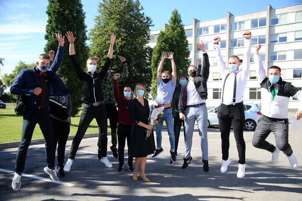 Maske takan öğrenciler ve öğretmenler okula döndüklerinde kendilerini koronavirüsten korurlar. Salgından sonra, öğrenciler yeni okul yılına hazırlanmak için okula geri dönüyorlar. Kedainiai Meslek Eğitim Merkezi. Litvanya