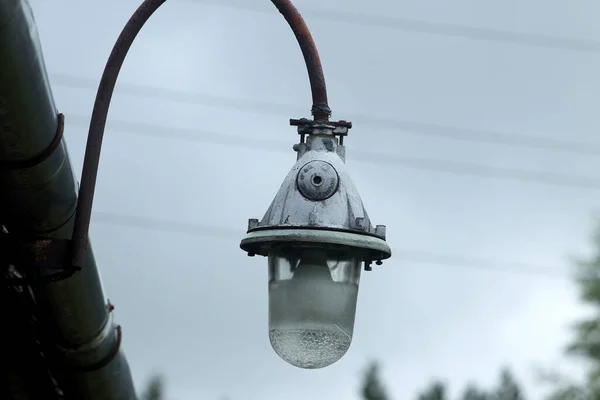 Klasyczna Stara Lampa Uliczna Przy Starym Dachu Litwy — Zdjęcie stockowe