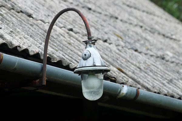 Klasyczna Stara Lampa Uliczna Przy Starym Dachu Litwy — Zdjęcie stockowe