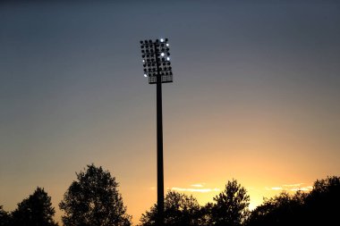 Mavi gökyüzü olan bir stadyum ışıkları. Litvanya, Kedainia