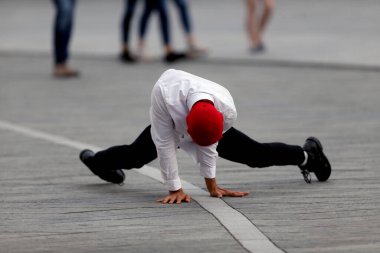 Sokakta tek başına dans ediyor. Beyaz Rusya 'nın tarihi bayrağının renkleriyle protesto dansı, Beyaz Rusya' daki protestoyu destekliyor. Kaunas, Litvanya