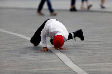 Sokakta tek başına dans ediyor. Beyaz Rusya 'nın tarihi bayrağının renkleriyle protesto dansı, Beyaz Rusya' daki protestoyu destekliyor. Kaunas, Litvanya