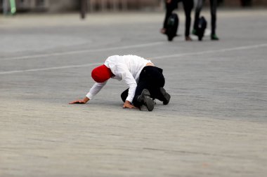 Sokakta tek başına dans ediyor. Beyaz Rusya 'nın tarihi bayrağının renkleriyle protesto dansı, Beyaz Rusya' daki protestoyu destekliyor. Kaunas, Litvanya