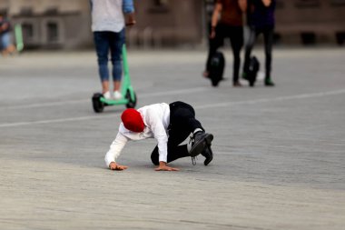 Sokakta tek başına dans ediyor. Beyaz Rusya 'nın tarihi bayrağının renkleriyle protesto dansı, Beyaz Rusya' daki protestoyu destekliyor. Kaunas, Litvanya