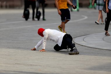 Sokakta tek başına dans ediyor. Beyaz Rusya 'nın tarihi bayrağının renkleriyle protesto dansı, Beyaz Rusya' daki protestoyu destekliyor. Kaunas, Litvanya
