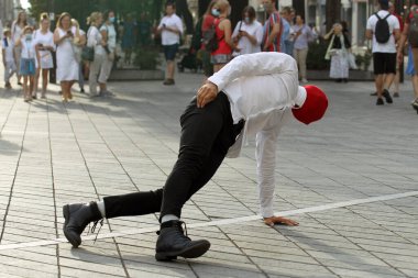 Sokakta tek başına dans ediyor. Beyaz Rusya 'nın tarihi bayrağının renkleriyle protesto dansı, Beyaz Rusya' daki protestoyu destekliyor. Kaunas, Litvanya