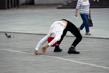 Sokakta tek başına dans ediyor. Beyaz Rusya 'nın tarihi bayrağının renkleriyle protesto dansı, Beyaz Rusya' daki protestoyu destekliyor. Kaunas, Litvanya