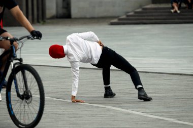 Sokakta tek başına dans ediyor. Beyaz Rusya 'nın tarihi bayrağının renkleriyle protesto dansı, Beyaz Rusya' daki protestoyu destekliyor. Kaunas, Litvanya