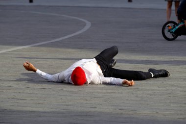 Sokakta tek başına dans ediyor. Beyaz Rusya 'nın tarihi bayrağının renkleriyle protesto dansı, Beyaz Rusya' daki protestoyu destekliyor. Kaunas, Litvanya