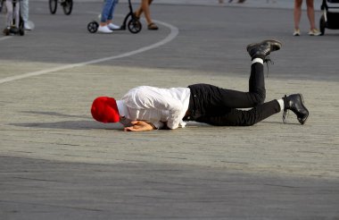 Sokakta tek başına dans ediyor. Beyaz Rusya 'nın tarihi bayrağının renkleriyle protesto dansı, Beyaz Rusya' daki protestoyu destekliyor. Kaunas, Litvanya