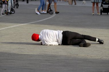 Sokakta tek başına dans ediyor. Beyaz Rusya 'nın tarihi bayrağının renkleriyle protesto dansı, Beyaz Rusya' daki protestoyu destekliyor. Kaunas, Litvanya