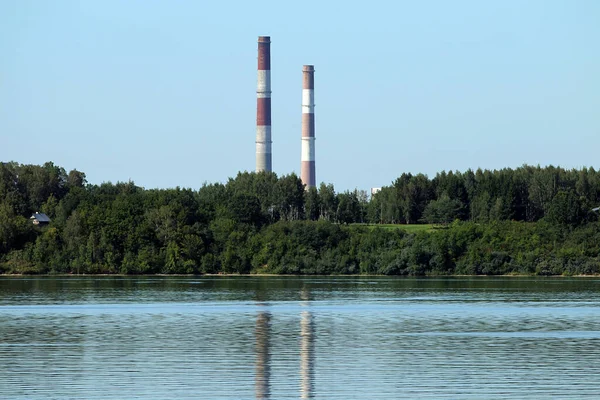 Kaunas Gölü Yakınlarında Termal Elektrikli Bacaları Olan Sanayi Bölgesi — Stok fotoğraf