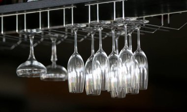 Şarap kadehleri rafta. Siyah arkaplan üzerine resim.