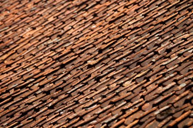 Kuldiga 'nın eski binalarının kırmızı kiremitli çatıları. Letonya