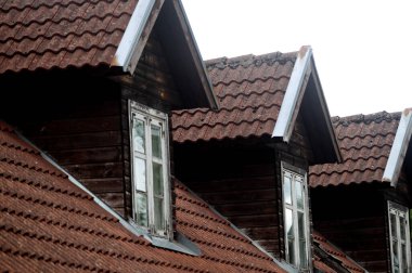 Kuldiga 'nın eski binalarının kırmızı kiremitli çatıları. Letonya