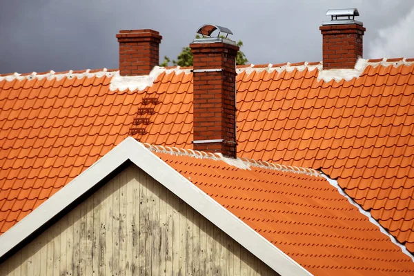 Telhados Azulejos Vermelhos Edifícios Antigos Cidade Kuldiga Letónia — Fotografia de Stock