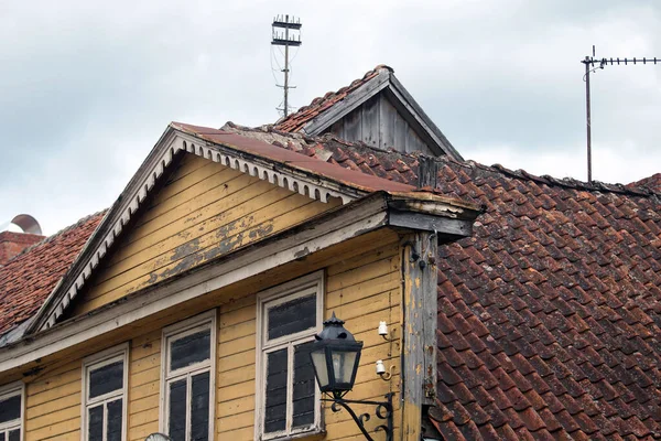 Kuldiga Nın Eski Binalarının Kırmızı Kiremitli Çatıları Letonya — Stok fotoğraf