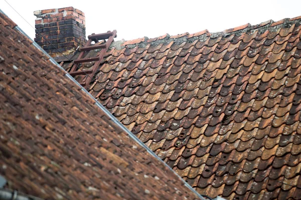 Telhados Azulejos Vermelhos Edifícios Antigos Cidade Kuldiga Letónia — Fotografia de Stock