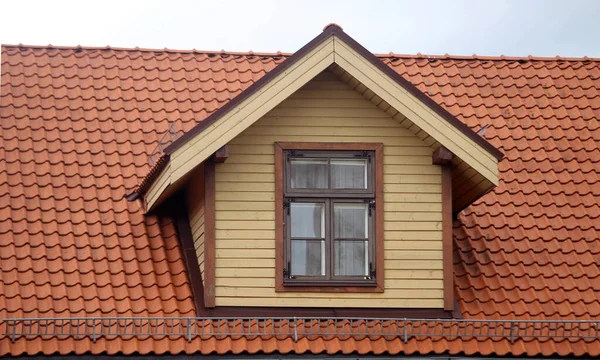 Telhados Azulejos Vermelhos Edifícios Antigos Cidade Kuldiga Letónia — Fotografia de Stock