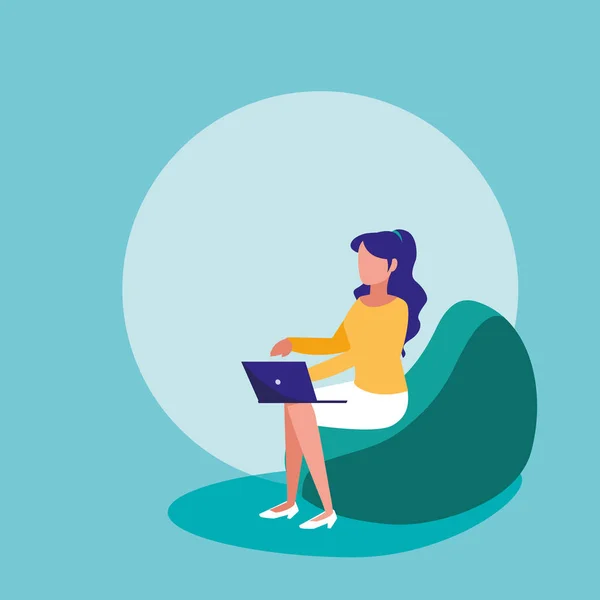 Mulher com laptop sentado no personagem sofá —  Vetores de Stock