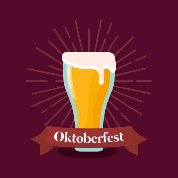 Oktoberfest-Etikett mit Bierglas — Stockvektor
