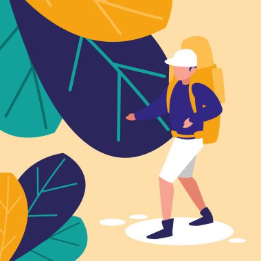 Genç adam ormanda yürüyüş