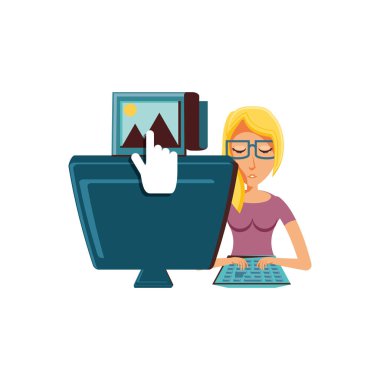 kadın masaüstü bilgisayar ile resim gönderme