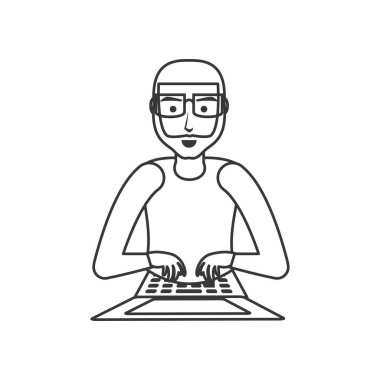 Dizüstü bilgisayarı olan genç adam.