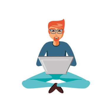 Genç adam dizüstü bilgisayarla oturuyor.