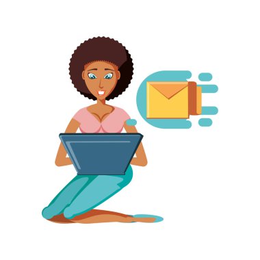 Laptop ve zarf posta ile oturan kadın siyah