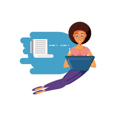 dizüstü bilgisayar ve kağıt faturalı oturan kadın