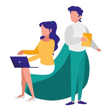 kanepede dizüstü bilgisayar ile genç bir çift işçi