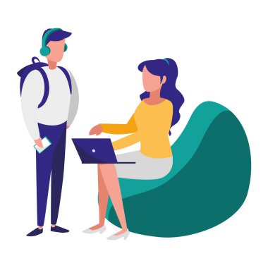 kanepede dizüstü bilgisayar ile genç bir çift işçi