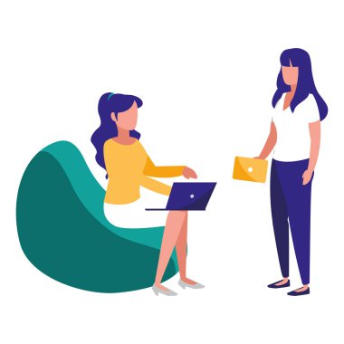 Genç kadın kanepe içinde çalışma