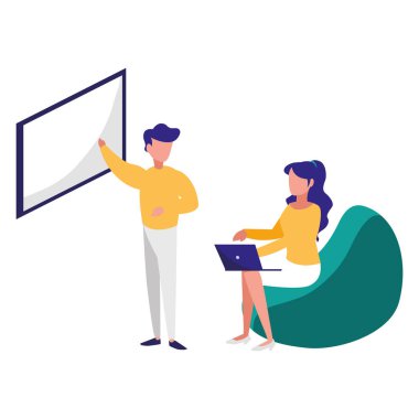 kanepede dizüstü bilgisayar ile genç bir çift işçi