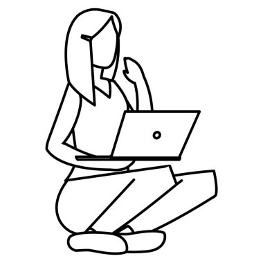 Genç bir kadın dizüstü bilgisayarla oturuyor