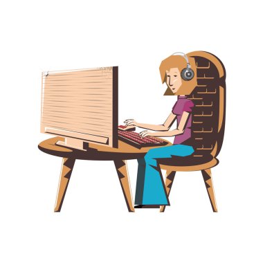 Masaüstü bilgisayar ve kulaklık ile oturan kadın