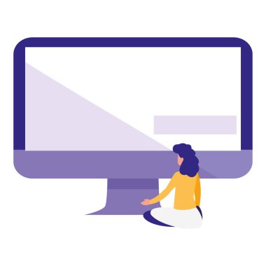 Masaüstü bilgisayarı kullanan kadın