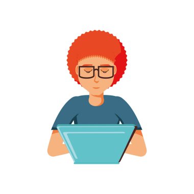 Dizüstü bilgisayarı olan genç adam.