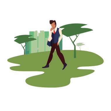 Parkta yürüyen adam.