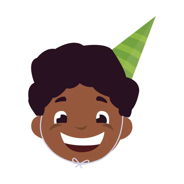 Симпатичный счастливый чернокожий мальчик с головным убором на день рождения — стоковый вектор